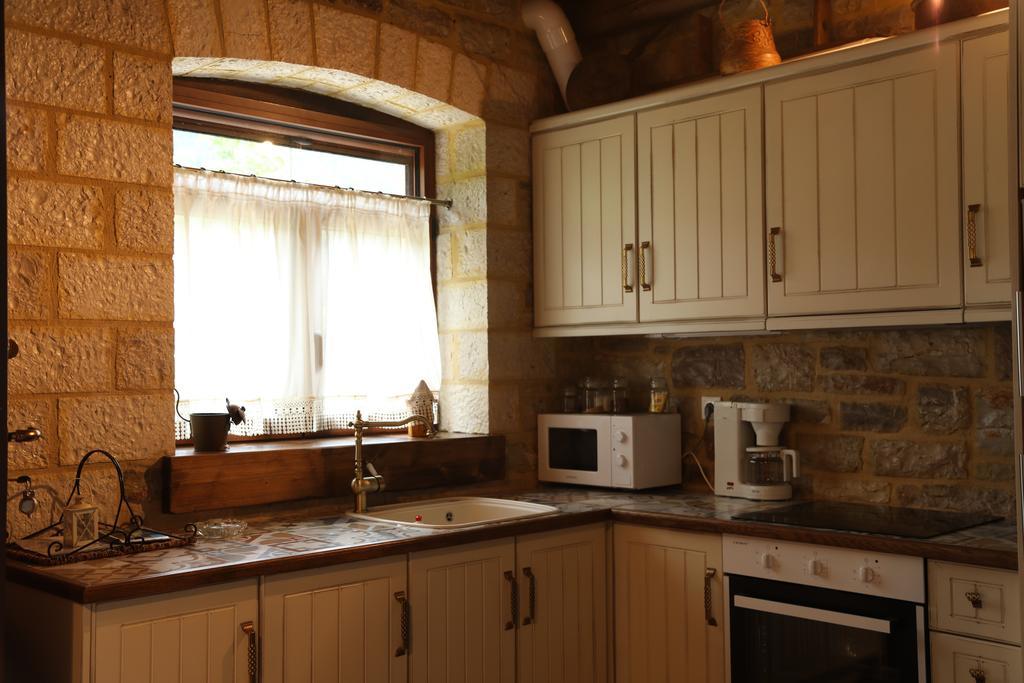 Guesthouse Amalia Kalesmenon ภายนอก รูปภาพ